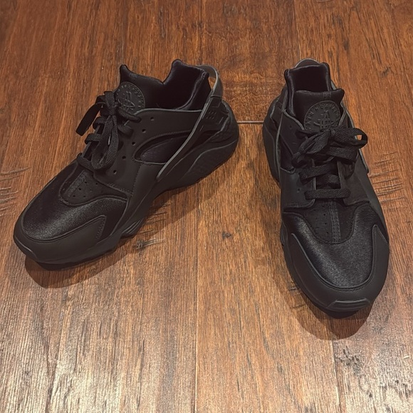 Nike Black Sleek Low-Top Sneakers - Picture 8 of 8